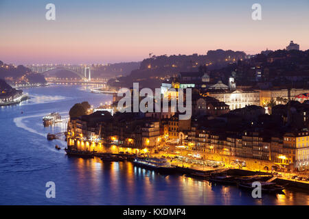 Blick über den Fluss Douro nach Ribeira, Porto, Region Norte, Portugal Stockfoto