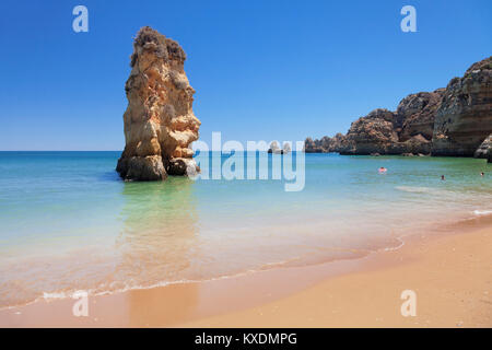 Felsen im Wasser, Sandstrand Praia da Dona Ana, in der Nähe von Lagos, Algarve, Portugal Stockfoto