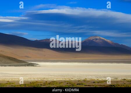 Wolken über den Bergen in der Nähe von Laguna Ramaditas, Lagune, Nor Lípez, Potosi, Bolivien Stockfoto
