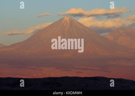 Licancabur Vulkan bei Sonnenuntergang, das Tal des Mondes, Valle de la Luna, San Pedro de Atacama Antofagasta, Chile Stockfoto