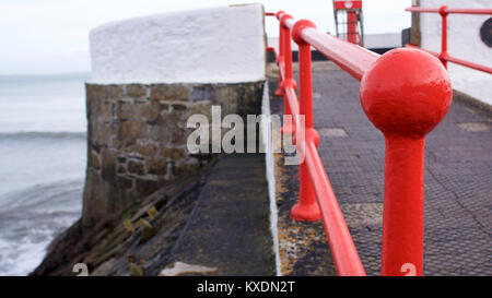 Kleine schwellen Linien, Wellen, die auf der südlichen Küste von Cornwall, Großbritannien Stockfoto