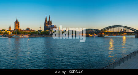 Stadt Panorama von Köln, Rhein, Altstadt mit Kirche Groß St. Martin, Köln Dom und Hohenzollernbrücke, Köln Stockfoto