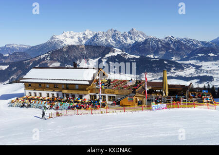 Alpengasthof Laerchfilz Hochalm vor Buchensteinwand und die Loferer Steinbergen, Skigebiet Saalbach Hinterglemm Leogang Stockfoto