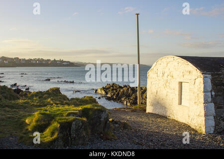 Ein Blick über die Bucht von Ballyholme, County Down, Nordirland zu Bangor Hafen suchen. Stockfoto