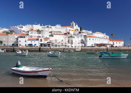 Boote vor dem Fischerdorf Ferragudo, in der Nähe von Portimao, Algarve, Portugal Stockfoto