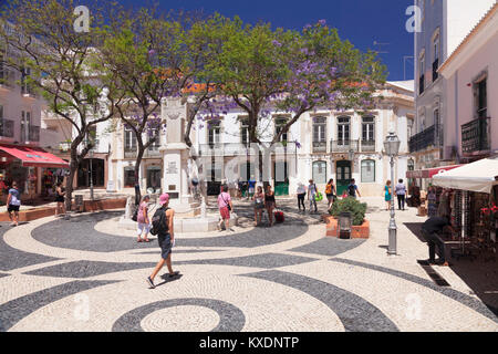 Platz Praça Luis De Camões mit blühenden Bäumen, Lagos, Algarve, Portugal Stockfoto