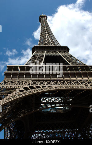 Eiffelturm aus der Sicht von unten mit blauem Himmel im Sommer Stockfoto