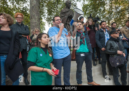 Vor der Statue von Gandhi eine der März Führer spricht mit den Ärzten am Ende des März. Stockfoto