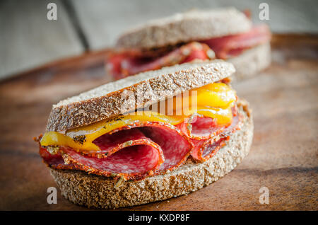 Sandwiches mit italienische Salami und geröstete Paprika Stockfoto