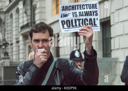 Ein Demonstrant gegen NEO Bankside am Striling Preis Ihre Flyer, die auf der einen Seite zitiert Richard Rogers, einer der Architekten im NEO Bankside "Architektur ist immer politisch" hält. Die sagen, die Entwicklung der sozialen Säuberung ist. Stockfoto