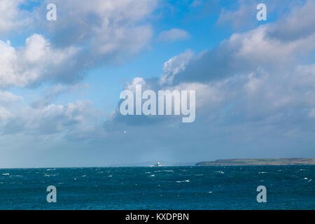 Godrevy Leuchtturm als von St Ives in Cornwall über die stürmische See gesehen. Beliebte britische Tourismus Ziel. Stockfoto