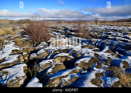 Kalkstein Pflaster im Schnee. Stockfoto