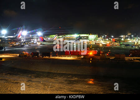 Nacht der Verwirrung und Verzögerungen am Flughafen John F. Kennedy (JFK) nach der Bombe cyclone Winter Schnee Sturm Grayson. Stockfoto