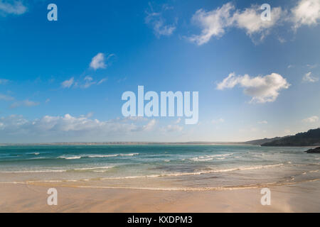Blick von St Ives Cornwall zu Hayle mit goldenen Sand und blauen Wasser des Ozeans. Perfekte Cornish Ferienort mit wispy weißen Wolken und blauer Himmel. Stockfoto