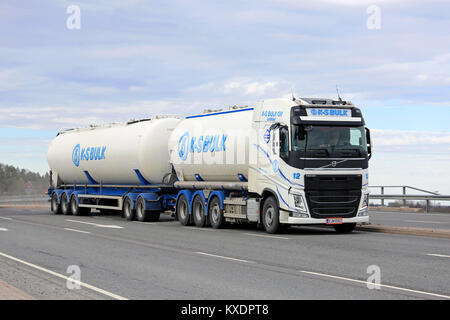 SALO, Finnland - 14. MAI 2017: Volvo FH truck Double tank Trailer von K-S Bulk Oy für Massengut Hols waren auf einer Brücke im Süden Finnlands an spri Stockfoto