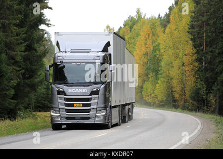 LAUKAA, Finnland - 22. SEPTEMBER 2017: Silber Nächste Generation Scania R 500 schwere Lkw bei einer Probefahrt auf der Autobahn bei Scania Laukaa Tupaswilla aus Stockfoto