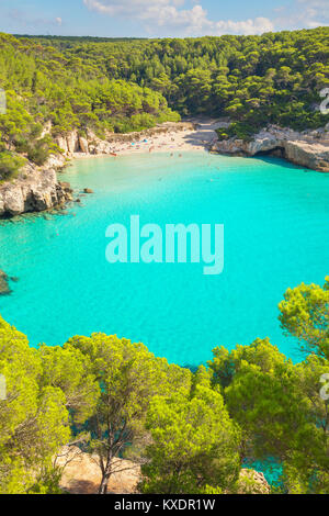 Blick auf Cala Mitjana, Menorca, Balearen, Spanien Stockfoto