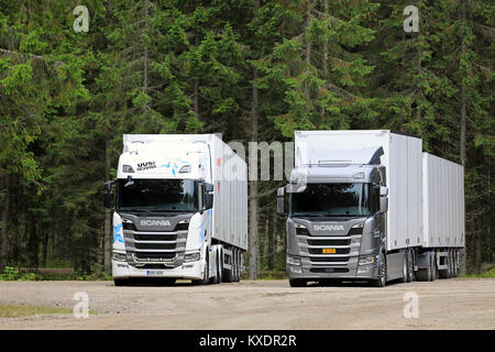 LAUKAA, Finnland - 22. SEPTEMBER 2017: Weiß und Silber Nächste Generation Scania R 500 Lkw mit Spruce Tree Wald auf dem Hintergrund auf Scania L geparkt Stockfoto