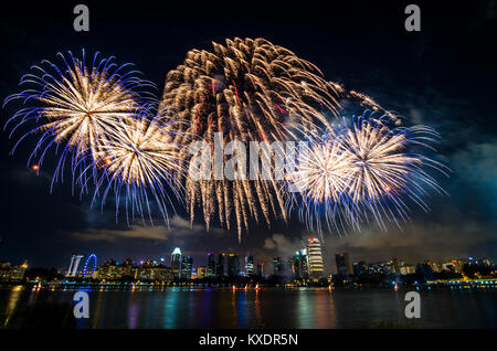 Feuerwerk für Singapur National Day, der jedes Jahr am 9. August gefeiert, zum Gedenken an die Unabhängigkeit der Singapur im Jahr 1965. Stockfoto