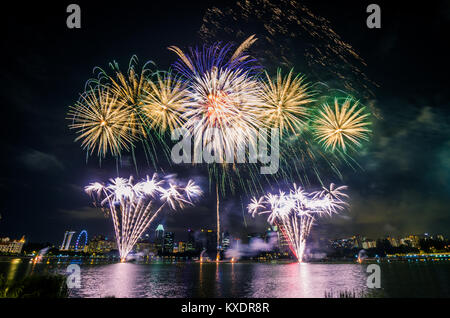 Feuerwerk für Singapur National Day, der jedes Jahr am 9. August gefeiert, zum Gedenken an die Unabhängigkeit der Singapur im Jahr 1965. Stockfoto