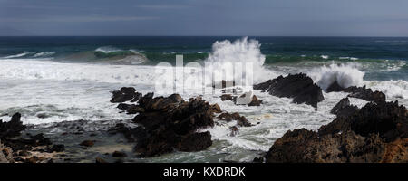 Wellen zwischen Felsen am Strand, Los Molles, La Ligua, Valparaíso, Chile Stockfoto