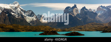 Gebirgsmassiv Cuernos Del Paine bei Sonnenaufgang, türkisfarbene Gletschersee Lago Pehoe, Nationalpark Torres del Paine, Chile Stockfoto