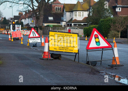 Temporäre Baustellen mit Ampel Signale und Kegel/Zeichen/Zeichen/Ampel. UK. (93) Stockfoto