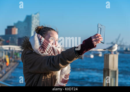 Eine junge Frau, die ein selfie im Hamburger Hafen Stockfoto
