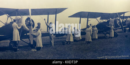 Eine Kopie der ein Foto, Frauen an der East Fortune Airfield, East Lothian arbeiten an der Aufrechterhaltung eines Sopworth Strutter im Ersten Weltkrieg. Stockfoto