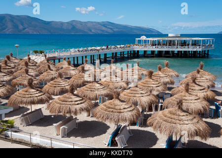 Strand und Bar, Uji i Ftohte in der Nähe von Vlora, Riviera, Ionisches Meer, Albanien Stockfoto