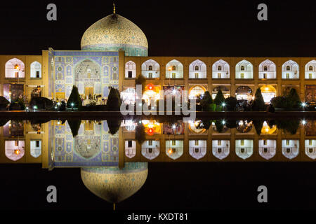 Masjed-e-Sheikh Lotfollah oder Sheikh Lotfollah Moschee bei Nacht, Naqsh-e Jahan oder Imam Square, Esfahan, Iran Stockfoto