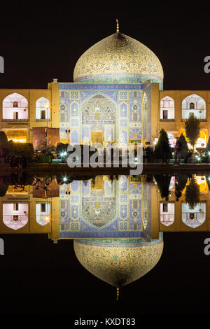 Masjed-e-Sheikh Lotfollah oder Sheikh Lotfollah Moschee bei Nacht, Naqsh-e Jahan oder Imam Square, Esfahan, Iran Stockfoto