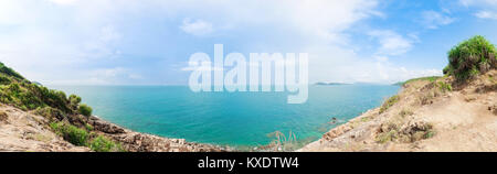 Panorama Foto von einer schönen tropischen Meer mit blauen Himmel vom View Point. Koh Samet, Thailand. Stockfoto