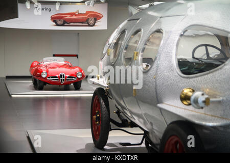 Ein super Alfa Romeo 1900 C 52 Disco Volante mit 40/60 HP AERODINAMICA im Vordergrund, Modell auf Anzeige an das Historische Museum Alfa Romeo Stockfoto