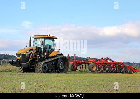 SALO, Finnland - 6 September, 2014: Challenger Raupentraktoren MT765C-Traktoren und Anhänger auf dem Feld. MT765C hat Caterpillar 8.8L 6-Zyl.-diesel Ger Stockfoto