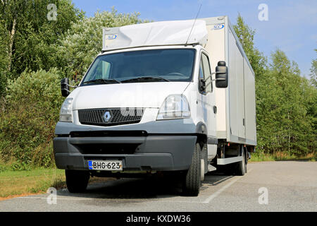 SALO, Finnland - August 3, 2014: Weiß Renault Mascott licht Lkw geparkt. Mascott wurde zwischen 1999-2009 hergestellt und hat einen 130 PS oder 150 PS Stockfoto