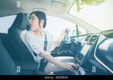 Junge Frau Treiber zurück. Stockfoto