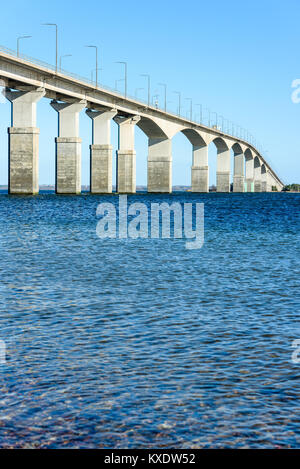 Betonbrücke über Wasser. Graue Säulen tragen das Gewicht der Struktur. Wesentlicher Bestandteil der Infrastruktur und Verbindung der Insel Oland zum Festland Sw Stockfoto