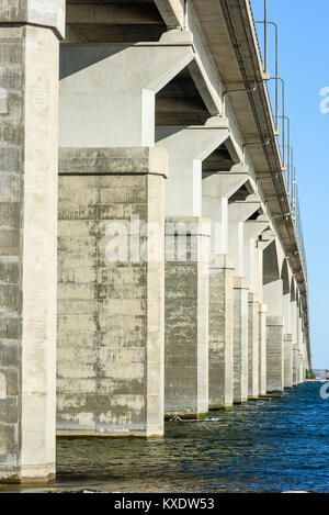 Betonbrücke über Wasser. Graue Säulen tragen das Gewicht der Struktur. Wesentlicher Bestandteil der Infrastruktur und Verbindung der Insel Oland zum Festland Sw Stockfoto