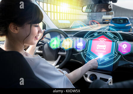 HUD (Head up Display) des Fahrzeugkonzepts. Stockfoto