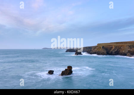 Einen schönen Blick über die Bucht von porthcothan in Richtung Trevose Head in Cornwall, mit den Stränden von Treyanon. Konstantin und Sprengfallen Bay. Stockfoto