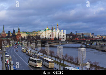 Blick auf den Kreml von der patriarchalischen Brücke. Geparkten Reisebusse im Vordergrund. Stockfoto