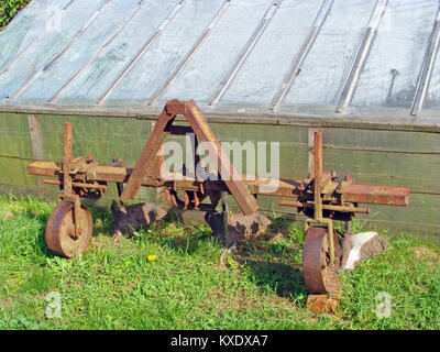 Alten Traktor angetrieben Kartoffel Furche Stockfoto