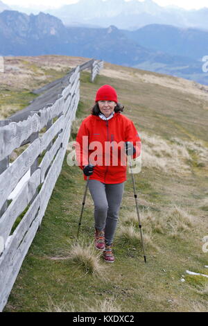 Frau Porträt, Nordic Walking, highball Tourismus Stockfoto