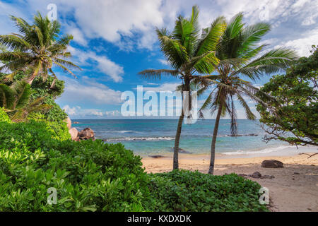 Wunderschöne Aussicht auf eine wilde tropischen Strand im südlichen Teil von saychelles in sonniger Tag.