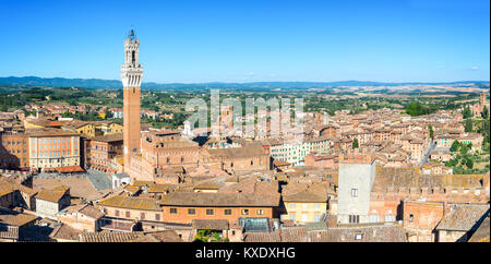 Panorama von Siena, Luftaufnahme mit dem Torre del Mangia Mangia (Turm) und der Piazza del Campo (Campo Square), Toskana, Italien Stockfoto