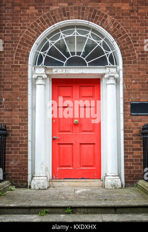 Red classic Tür in Dublin, Beispiel der georgischen typische Architektur von Dublin, Irland Stockfoto