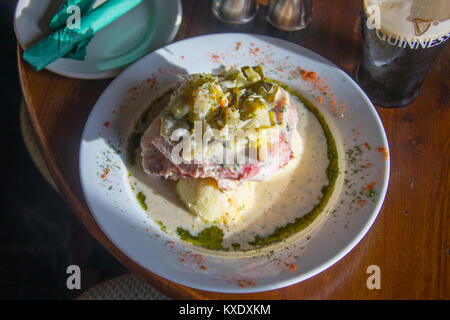 Traditionelle Speck und Kraut, Vaughan's Pub in Kilfenora, Co. Clare, Irland Stockfoto