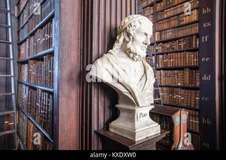 Sculptuer von Plato, die langen Raum, Trinity College Library, Dublin, Irland Stockfoto