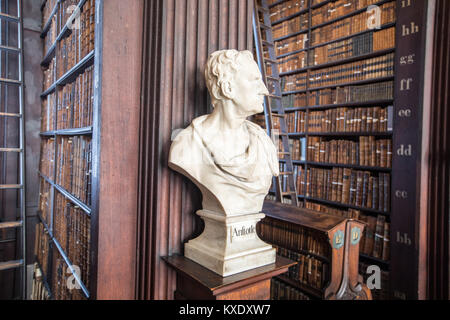 Skulptur von Aristoteles, der die lange Zimmer, Trinity College Library, Dublin, Irland Stockfoto